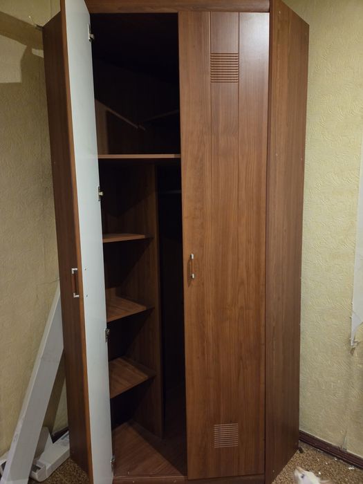 Продам угловой шкаф