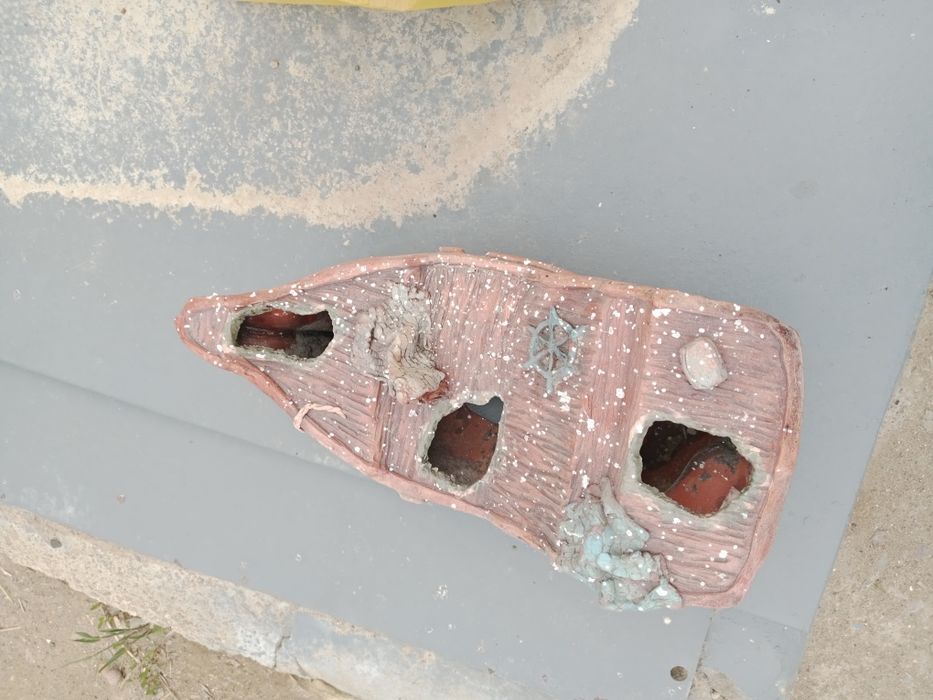 Для аквариума большой корабль