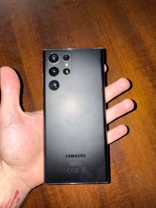 Samsung Galaxy S22 Ultra 256GB Работи отлично, козметични забележки по корпуса и малка зелена точка на дисплея