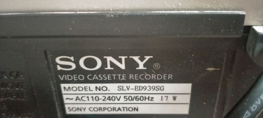 Видеомагнитофон Sony.