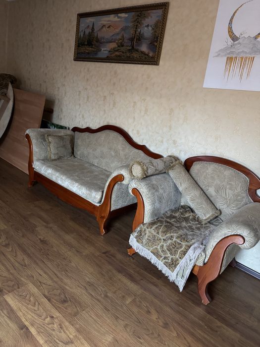 Продам диван с двумя креслами