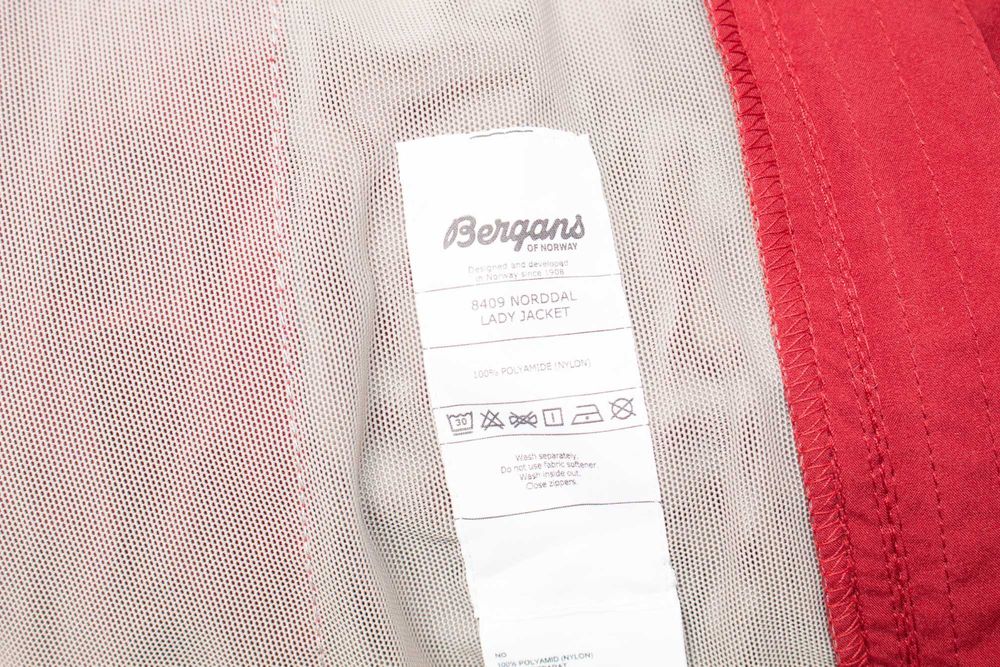 BERGANS Norddal Jacket дамско яке вишнаво много тънко с качулка ветровка S