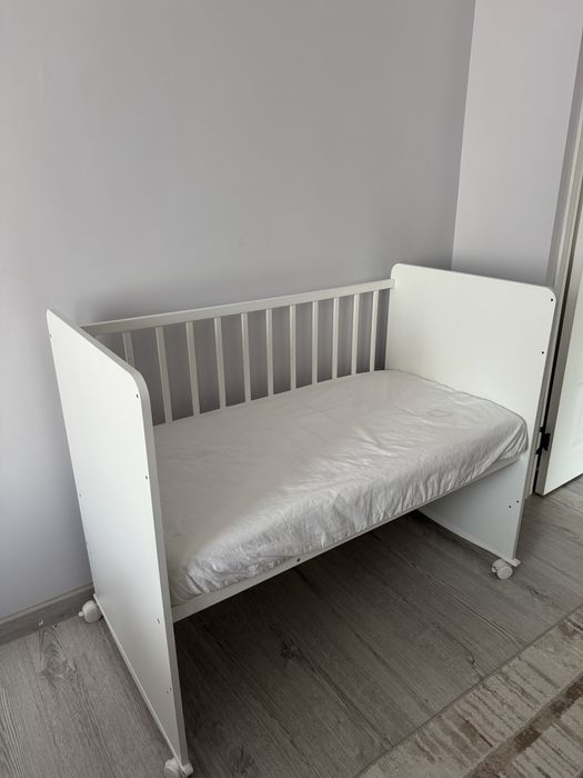 Детская кровать-манеж на колёсиках + матрас