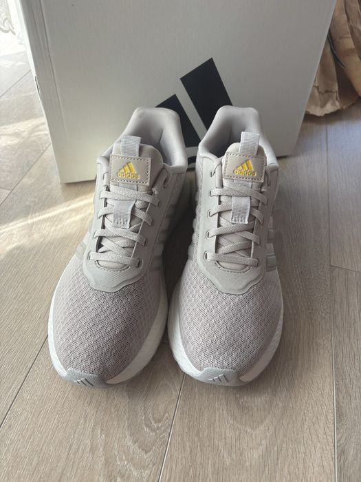Маратонки Adidas бежови