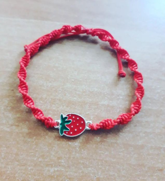 Ръчно изработени гривни и ключодържатели.