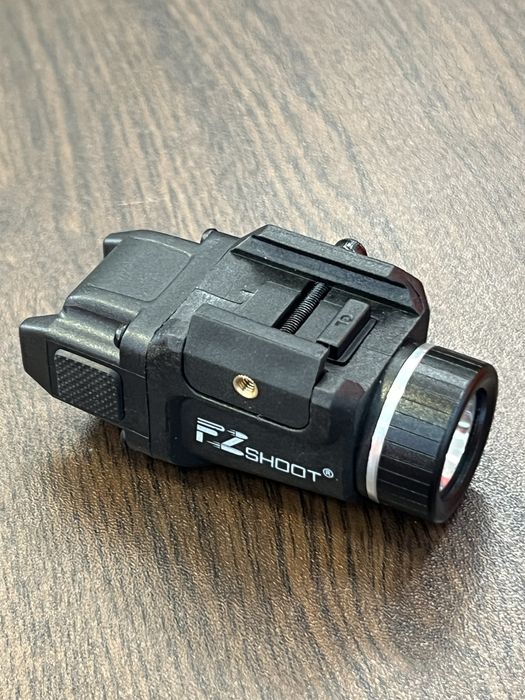 Подцевен фенер за пистолет