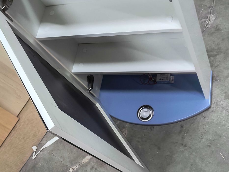 Пвц шкаф за баня с огледало и осветление