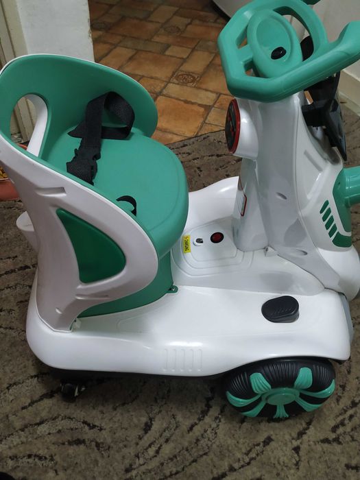 Masinuta electrica pentru copii intre 3 si 7 ani