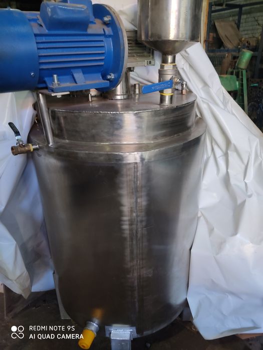 Нержавеющие ёмкости, мешалки,лотки, фильтры.