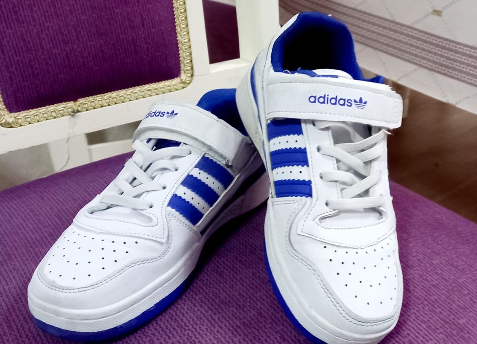 Спортивные кроссовки