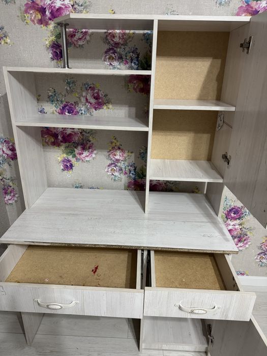 Стол с полками для учёбы