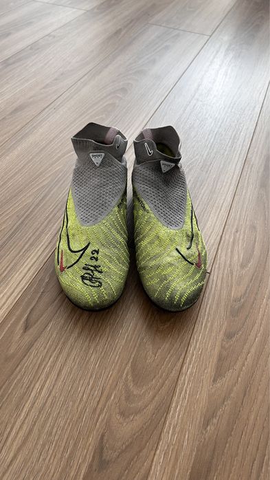 Футбольные бутсы Nike Phantom GX