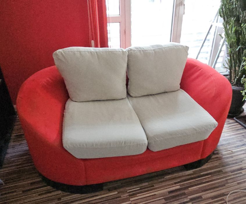 Страстно червен диван
