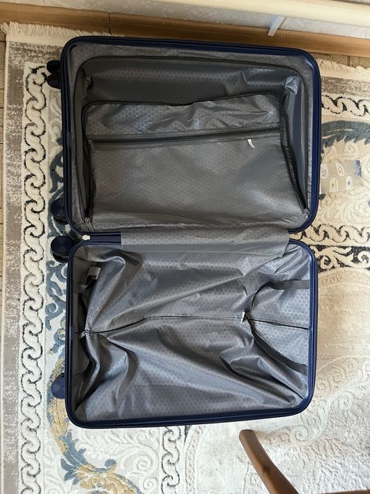 Чемодан темный синего