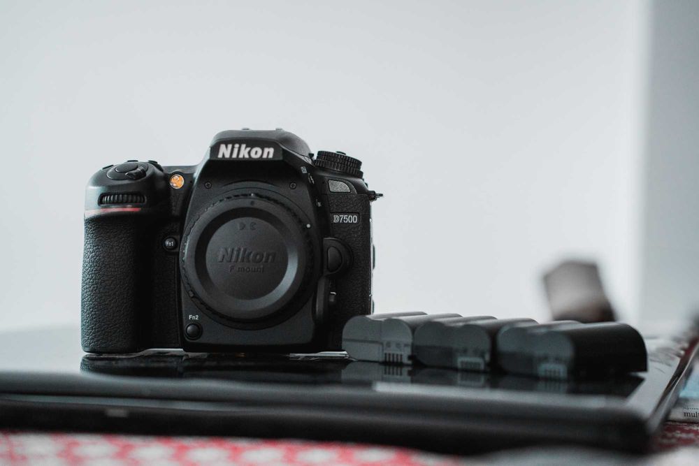 Nikon D7500 + 3 baterii + dummy battery