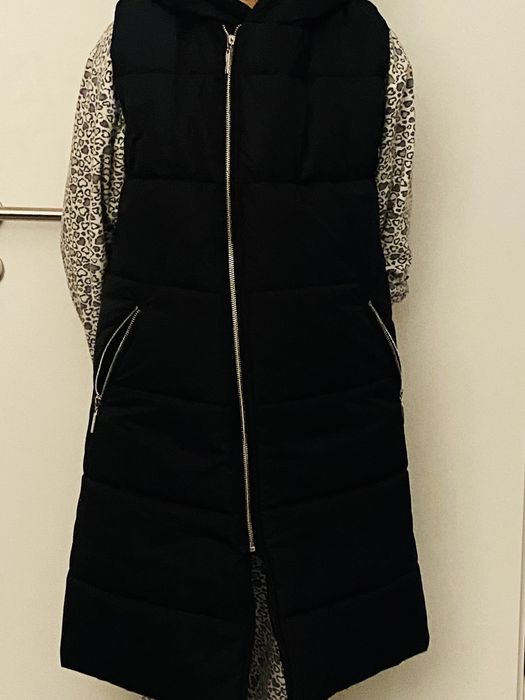 Vând vesta lunga ,neagră