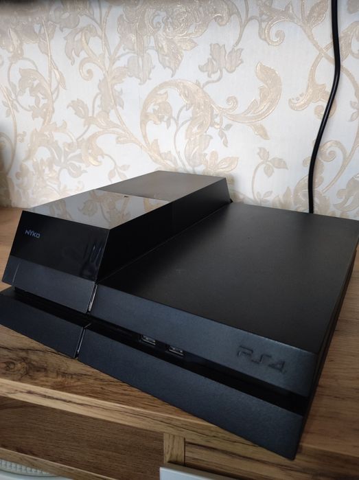 Продам PS4 FAT 500 GB в комплекте за 95000
