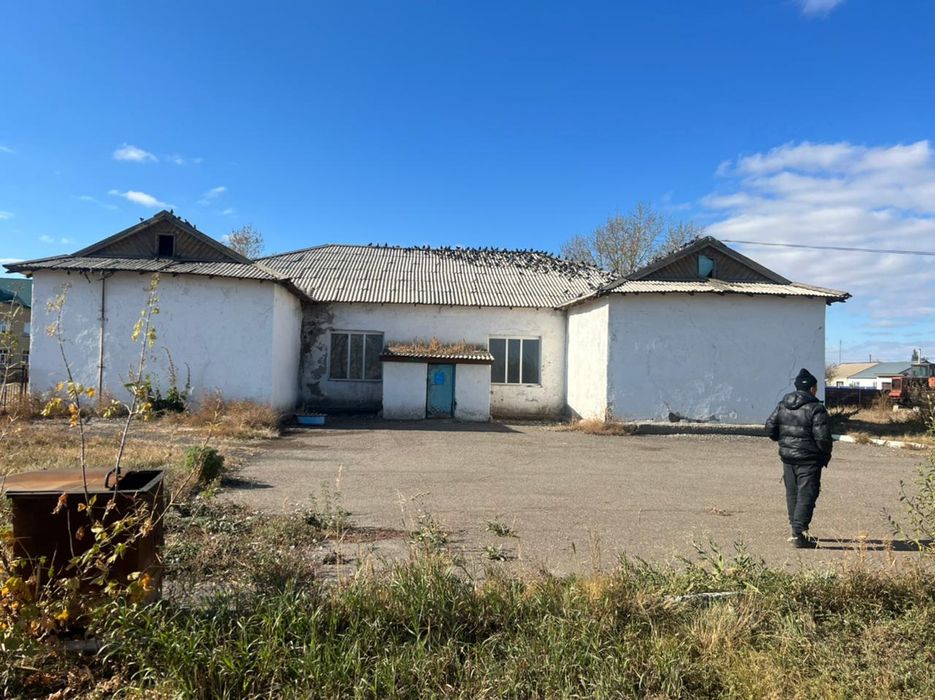 Продаётся здания с 50 соток земли