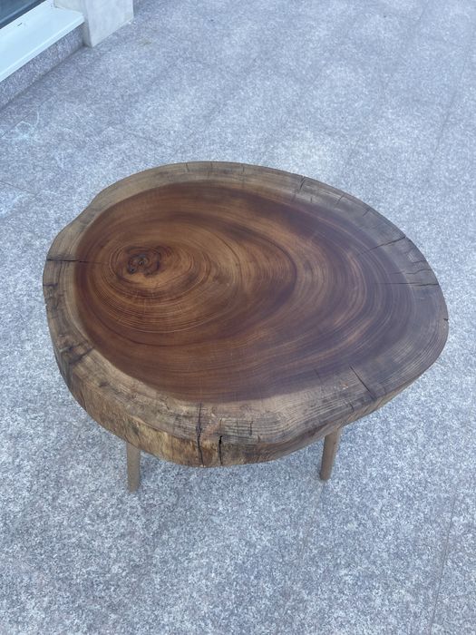 Масивна дървена маса