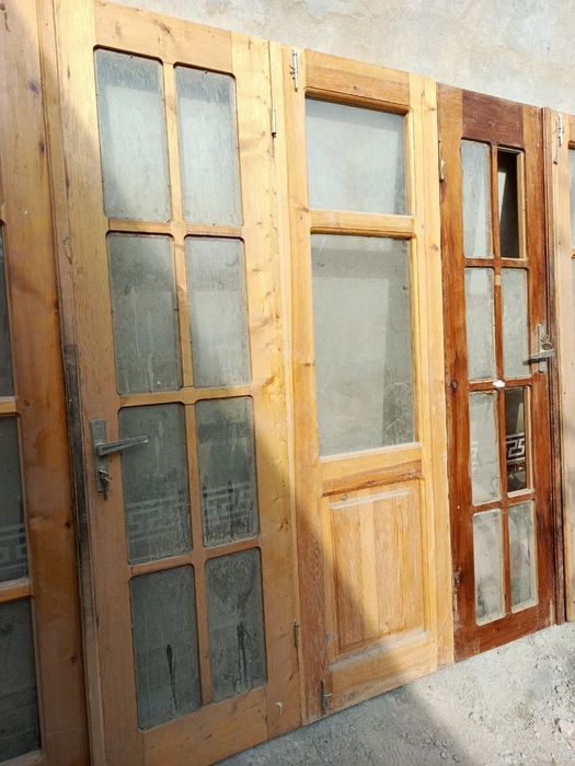 Эшик деразалар сотилади, келишилган холда жуда бакувват тахталар.