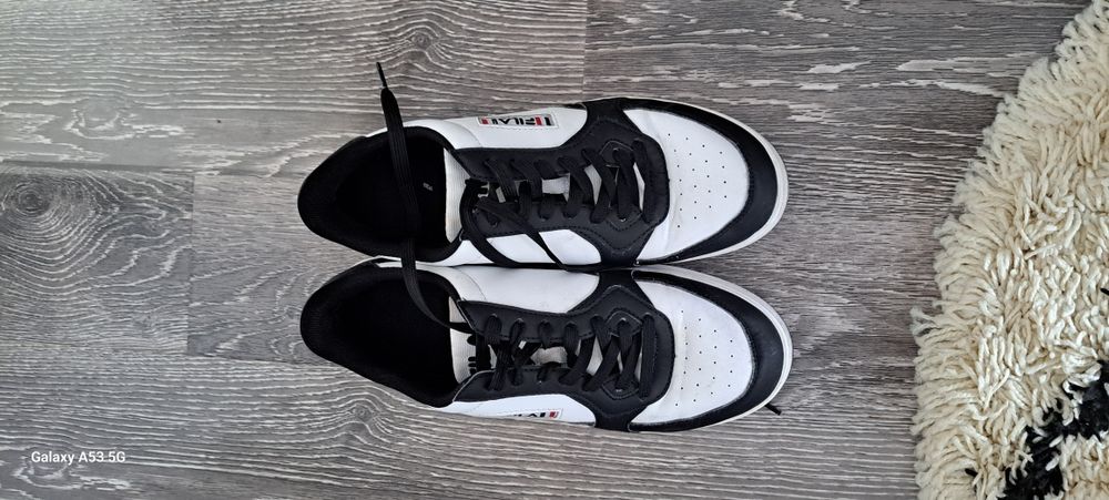 Adidași baieti  albi