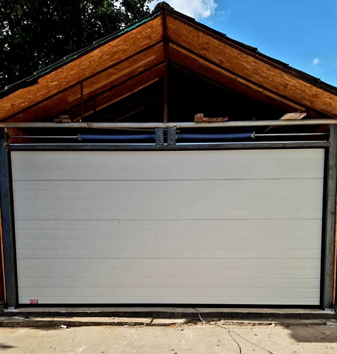 Usa de garaj cu motor