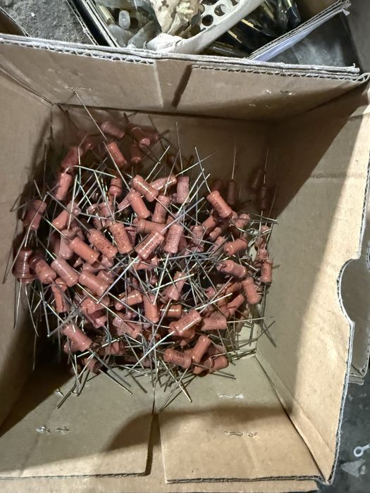 Конденсатор, регулятор, кнопка, резистор, теристор, транзистор.