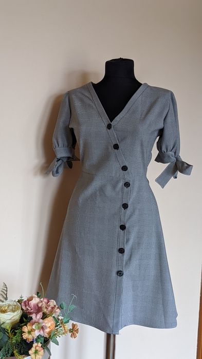 Rochie de zi elegantă în carouri