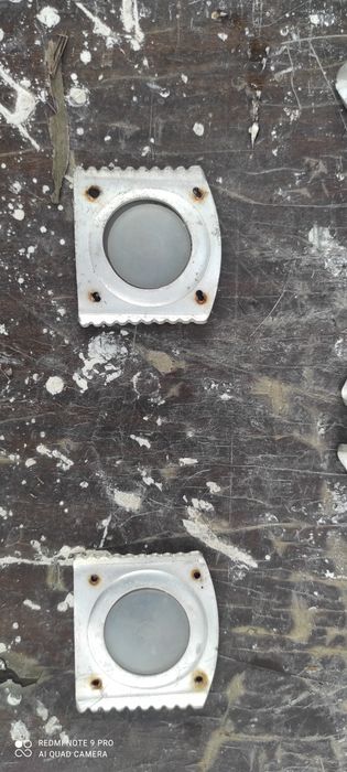 Лыжи пластиковые и крепления.