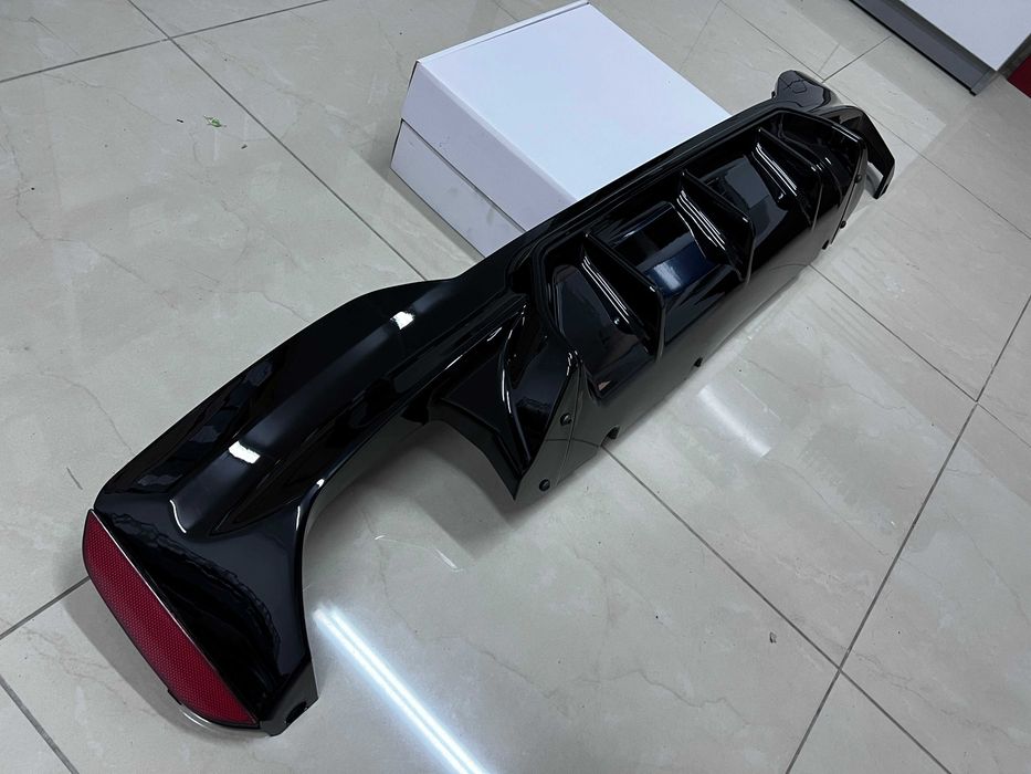 Difuzor Bara Spate compatibil BMW Seria 5 G30 G31 (2017+)Negru Lucios