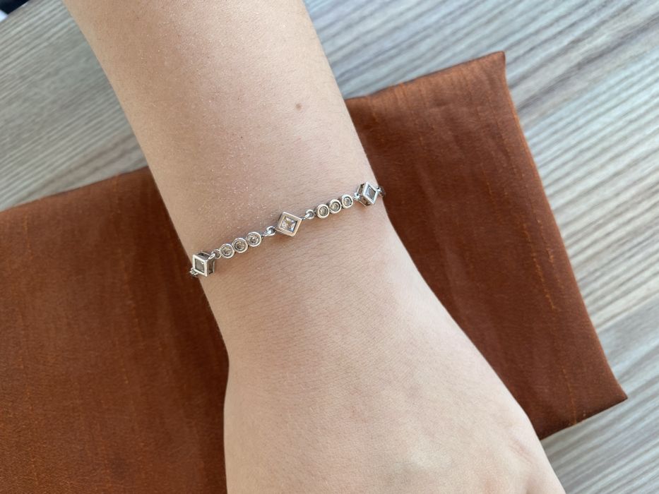 Ефектна сребърна гривна