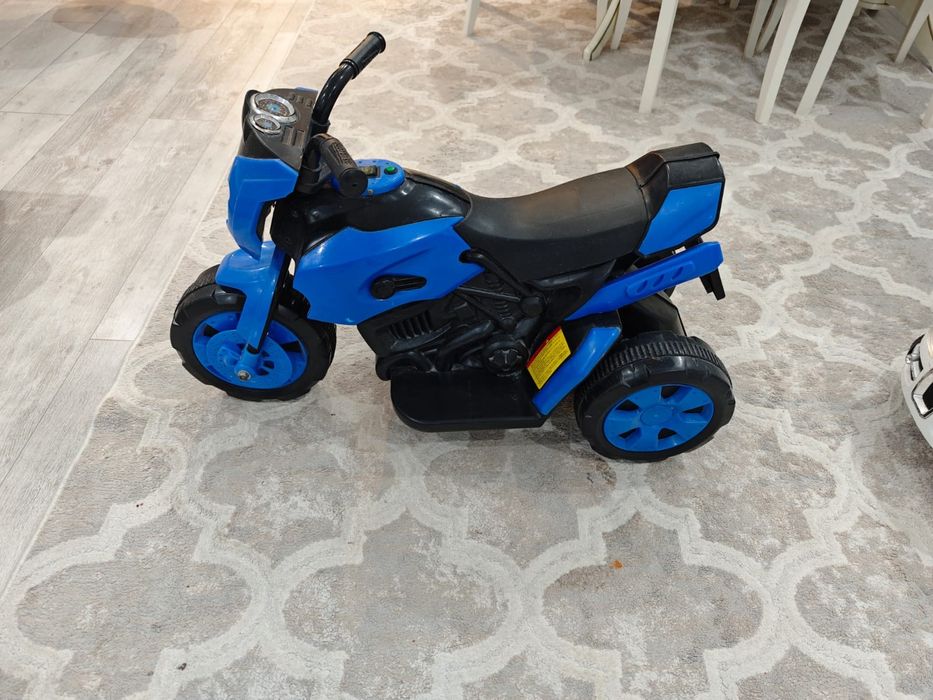 Детский толокар и мотоцикл
