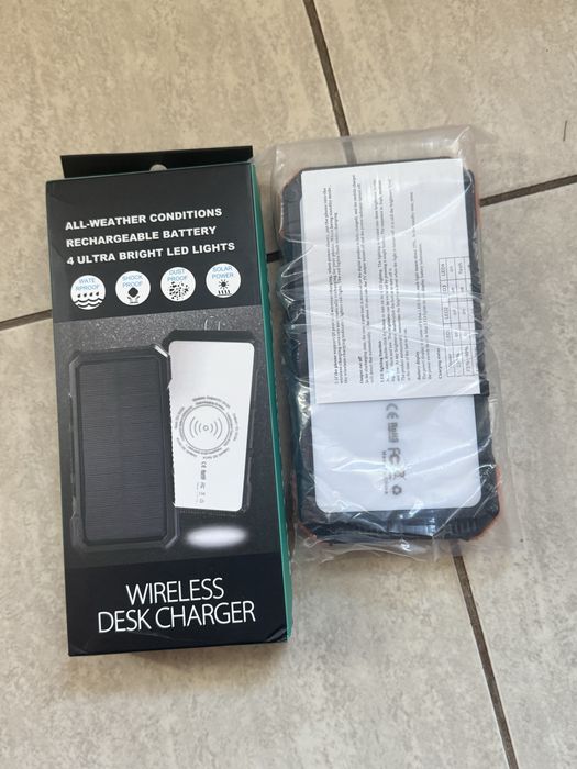 baterie externă solară (power bank) rugged pentru exterior, echipată cu panou solar, încărcare wireless și lanternă LED.