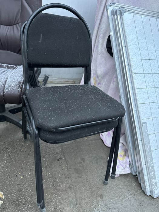 Продается стульчики 70 шт  и 2 кресло