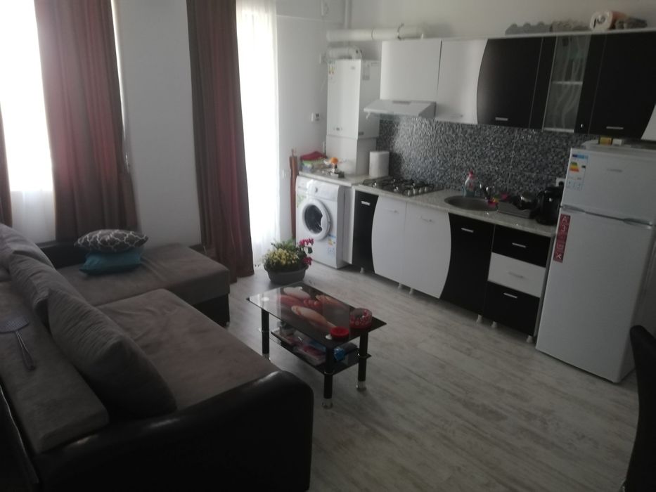 Închiriez apartament cu doua camere.