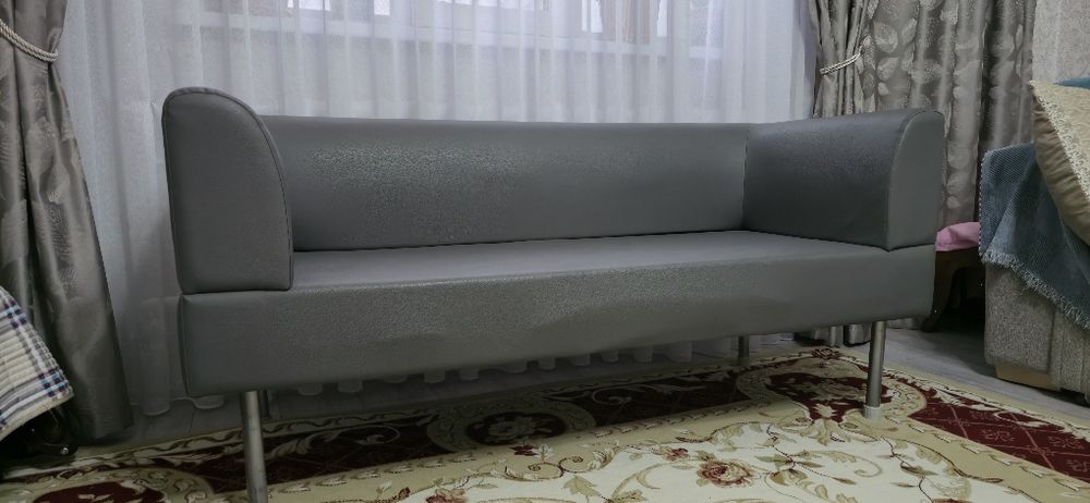 Диван офисный в отличном состоянии.