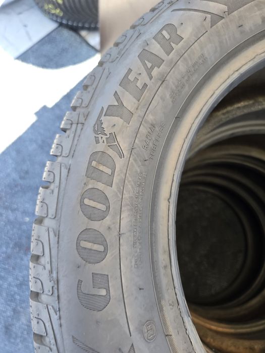 215 60 16 goodyear m+s CA NOI