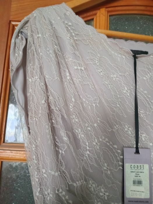 Платье очень красивое.