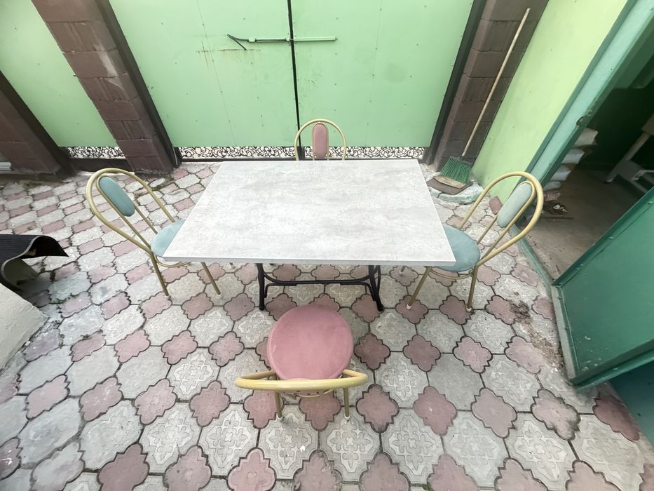 Столы и стулья на 60 человек