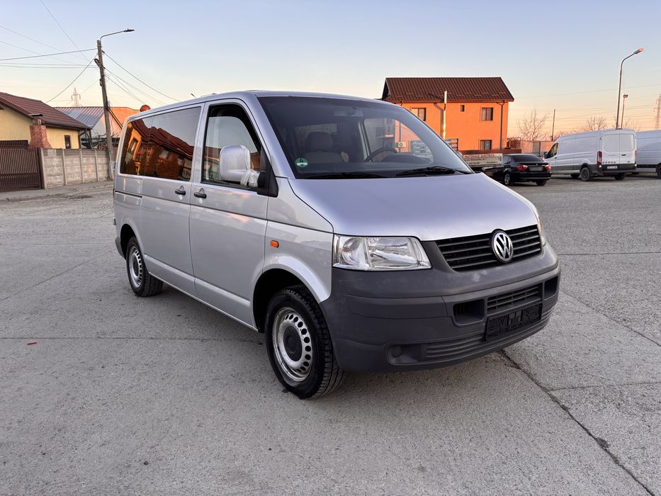 Vand vw transporter 1.9 TDI  8+1 locuri.