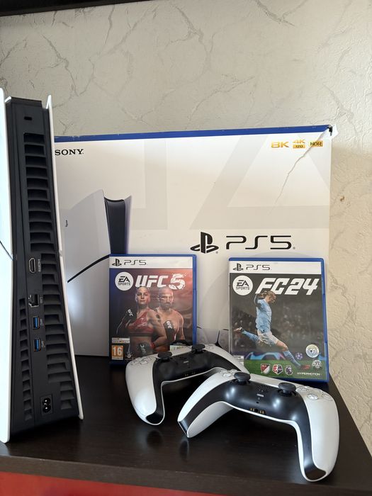 Playstation 5 с два контролера, UFC 5 и FC4