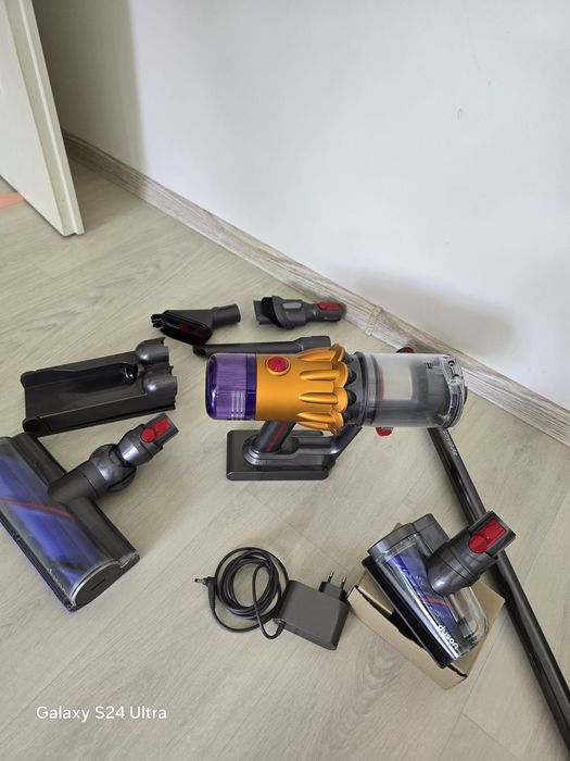 Вертикална прахосмукачка Dyson V12 slim absolute