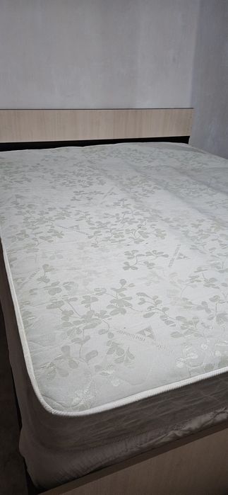 Продам матрас 1,6×2 в хорошем состоянии