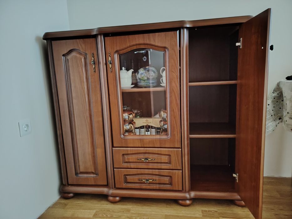 Италиански комод, масивно, тежко дърво.