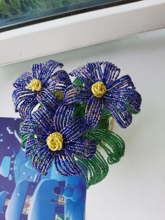 Цветы из бисера в горшочках