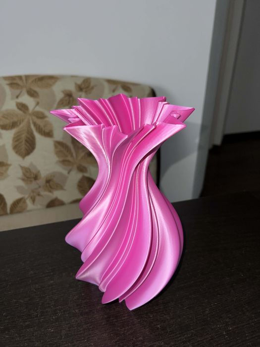 Vaza roz satinat model spiralat