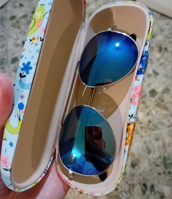 Детски слънчеви очила с твърд калъф