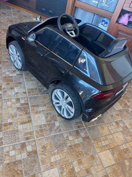 Акумулаторна кола Audi Q8 12V меки гуми