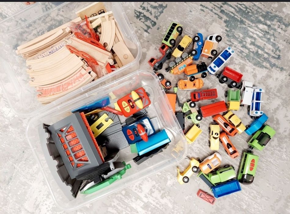 Trenulete si masinute pe sina de lemn + masa