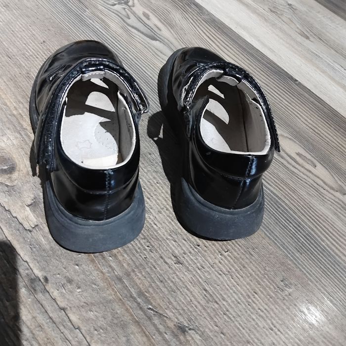 Продаются школьные туфли